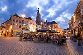 Gezellige markt bij de prachtige kerk.